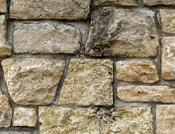 Mur en pierre calcaire rejointoyé