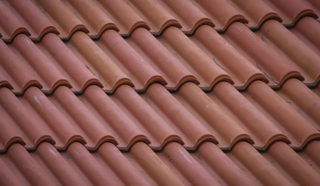 Tuiles en terre cuite vues de près